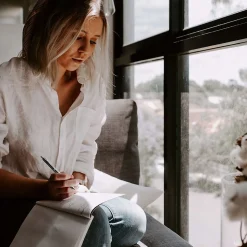 uniball 207 Retractable Gel Pens, Medium Point, 0.7mm, Blue Ink, 12/Pack (33951)